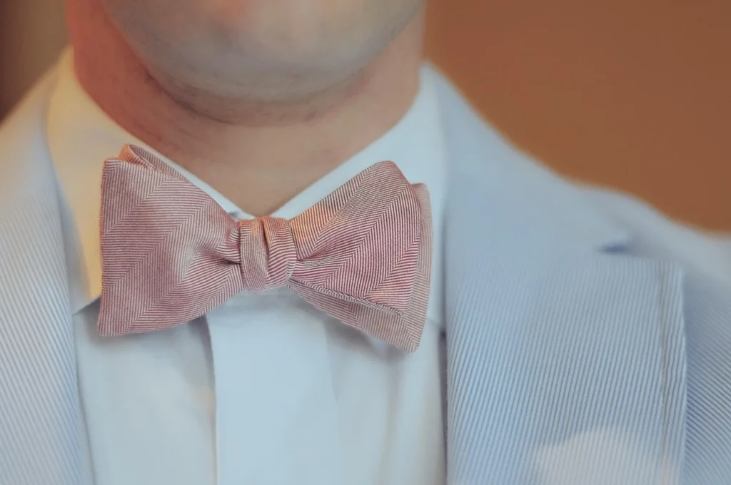 Koszula z krawatem na co dzień: jak nosić smart casual bez przesady